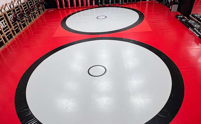 Dimensiuni saltea: 58 ft × 48 ft (aprox. 17,7 m × 14,6 m)